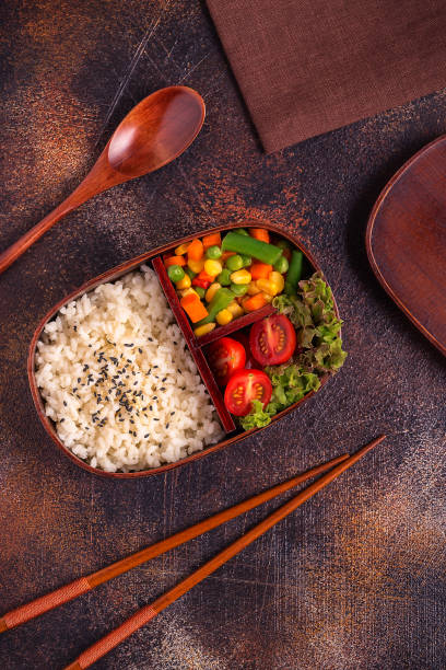 zdrowy obiad w drewnianym japońskim pudełku bento - bento box lunch healthy lifestyle zdjęcia i obrazy z banku zdjęć