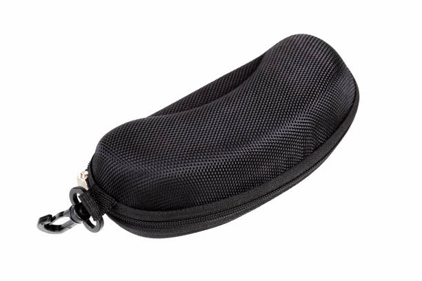 Simple black tough plastic eyeglasses case with zipper closed, glasses container, object isolated on white, cut out, top view angle, from above. Eyewear safe storage and transport abstract concept estuche simple de anteojos de plástico negro resistente con cremallera cerrada, contenedor de gafas, objeto aislado en blanco, recortado, ángulo de visión superior, desde arriba. concepto abstracto de almacenamiento y transporte seguro de gafas