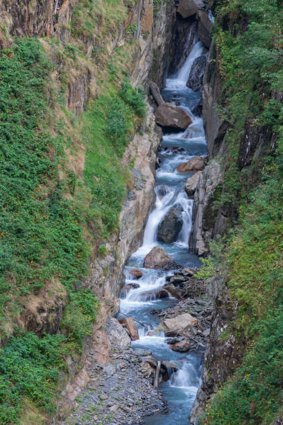 hermosa vista de la cascada de montaña en tusheti, georgia - valley georgia river mountain fotografías e imágenes de stock