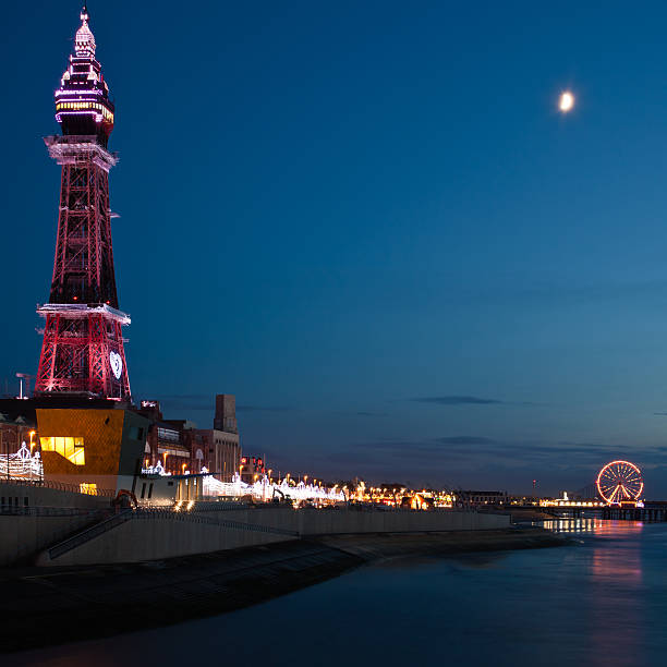 blackpool tower y la golden mile - blackpool illuminated blackpool tower vacations fotografías e imágenes de stock