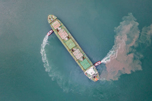 vista superior do navio de carga se aproximando do porto com rebocador. - container ship tugboat nautical vessel pulling - fotografias e filmes do acervo