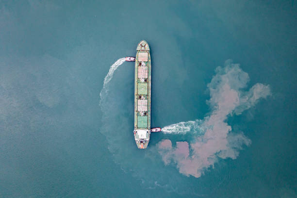 widok z góry na statek towarowy zbliżający się do portu z holownikiem. - piloting commercial dock harbor industrial ship zdjęcia i obrazy z banku zdjęć