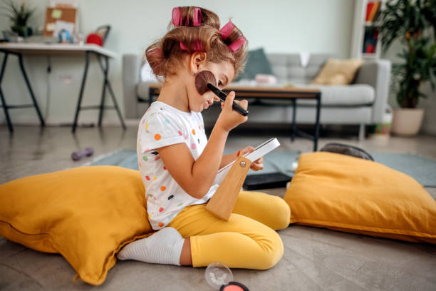istock Little girl doing make-up 1338232752