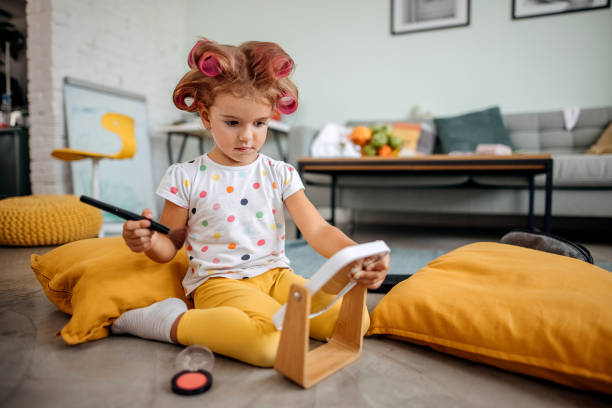 istock Little girl doing make-up 1338232754