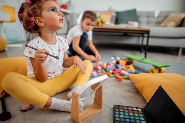 istock Two kids playing at home 1338233328