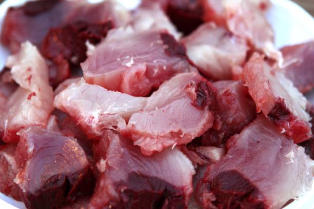 viande de thon coupée en morceaux de germon - tuna tuna steak raw bluefin tuna photos et images de collection