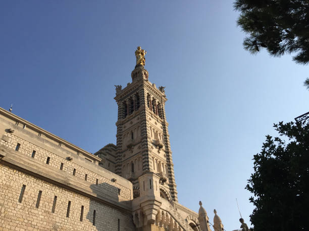 notre-dame de la garde, auf französisch für marseilles bürger "la bonne-mère" (die gute (heilige) mutter), ist eine katholische basilika in marseille, frankreich, das bekannteste symbol der stadt. - marseille notre dame de la garde tower cathedral stock-fotos und bilder