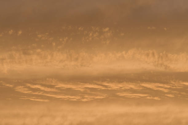 cielo dorado del atardecer, perspectiva de teleobjetivo da un fondo abstracto - cirrus sky fantasy cloud fotografías e imágenes de stock