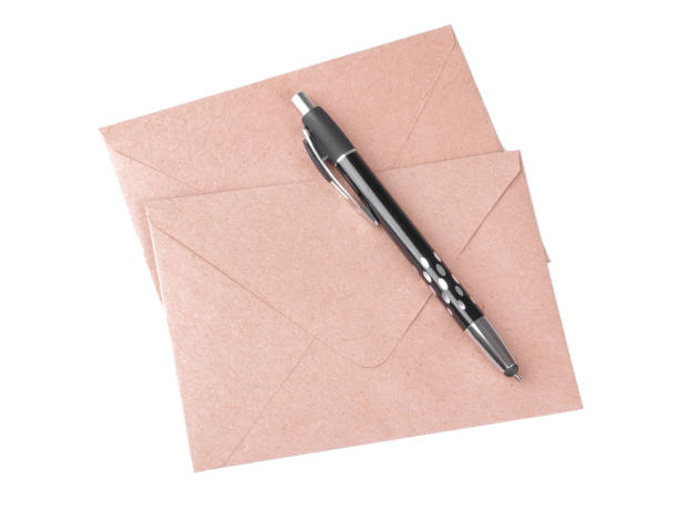 크래프트 페이퍼 봉투와 흰색 고립 된 배경에 펜. 메일 컨셉 상단 보기 - envelope brown yellow manila paper 뉴스 사진 이미지