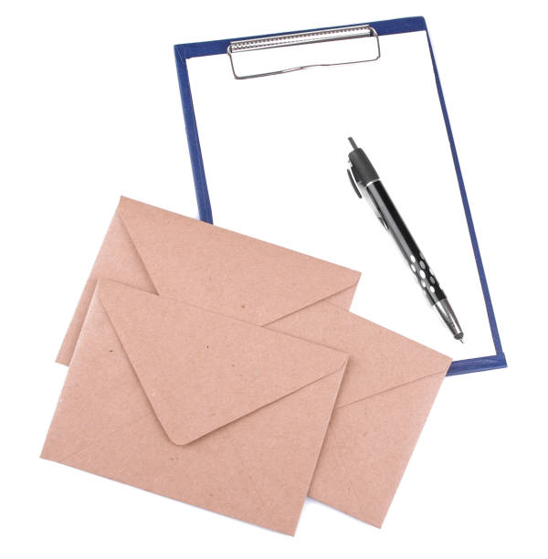 흰색 격리 된 배경에 펜으로 채우기위한 메일 봉투와 빈. 메일 또는 배송 개념 - envelope brown yellow manila paper 뉴스 사진 이미지