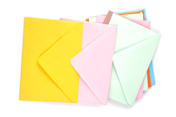 множество разноцветных почтовых конвертов на белом изолированном фоне. концепция почты. вид сверху - envelope opening stack open стоковые фото и изображения