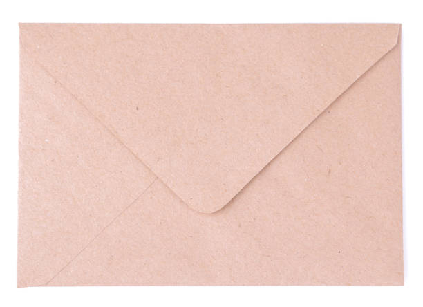 흰색 고립 된 배경에 크래프트 종이 봉투. 메일 개념. 맨 위 보기 - envelope brown yellow manila paper 뉴스 사진 이미지