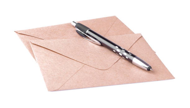 크래프트 페이퍼 봉투와 흰색 고립 된 배경에 펜. 메일 개념 - envelope brown yellow manila paper 뉴스 사진 이미지