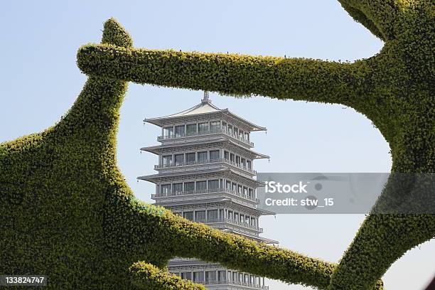 Photo libre de droit de Pagode Moderne Entre Les Doigts banque d'images et plus d'images libres de droit de Chine - Chine, Doigt humain, Haie - Limite