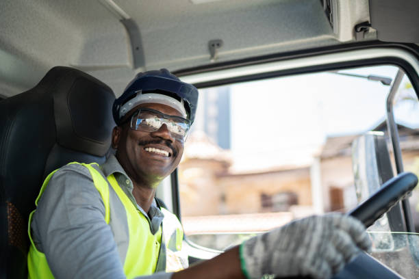 porträt eines lkw-fahrers im lkw auf einer baustelle - truck driver fotos stock-fotos und bilder