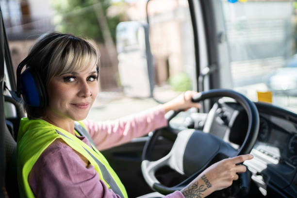 retrato de uma caminhoneteira dentro do caminhão em um canteiro de obras - semi truck driver pride white - fotografias e filmes do acervo