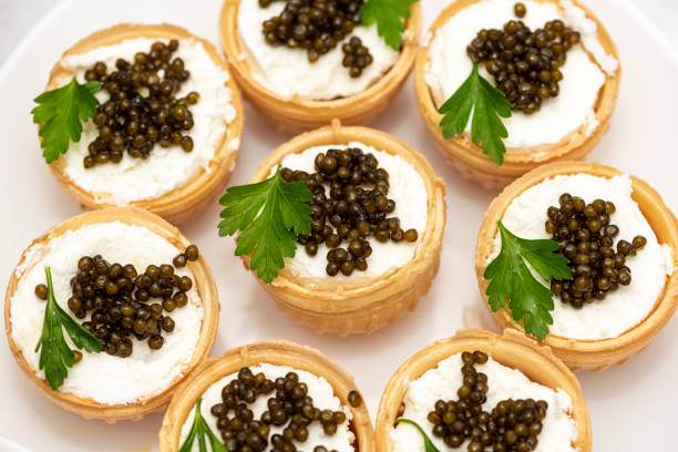 caviar noir en tartelettes sur fond clair. concept d’alimentation saine. espace de copie. - salt pond photos et images de collection
