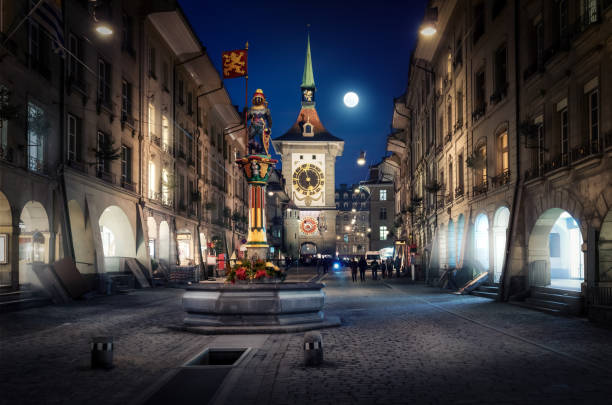 calle kramgasse por la noche con zytglogge y la fuente zähringen - berna, suiza - berna fotografías e imágenes de stock