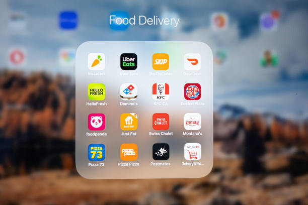 3 de junio de 2021 - calgary alberta canadá - aplicación de entrega de alimentos en un ipad de apple - ipad 3 fotografías e imágenes de stock