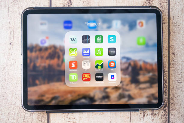 june 3 2021 - calgary alberta canada - financial apps on an apple ipad - ipad 2 imagens e fotografias de stock