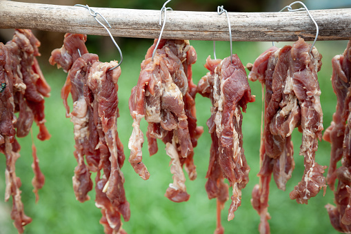La Carne Seca Al Sol Es Una Conservaci n De Alimentos Poniendo La Carne pin-auf-sun-dried-food-items