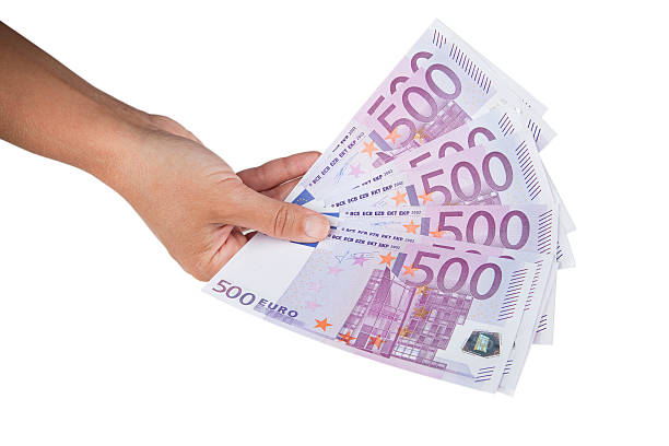 Billetes de Euro en mano Aislado en blanco - foto de stock