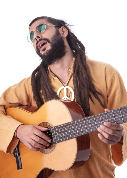 portret dorosłego hipisa z włosami rasta grającego na gitarze na białym tle - ragga zdjęcia i obrazy z banku zdjęć