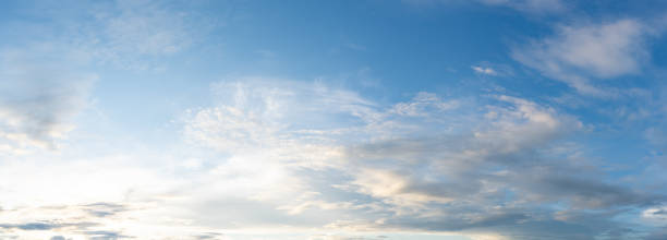 panorama céu azul e nuvens brancas em fundo diurno - sky only fotos - fotografias e filmes do acervo