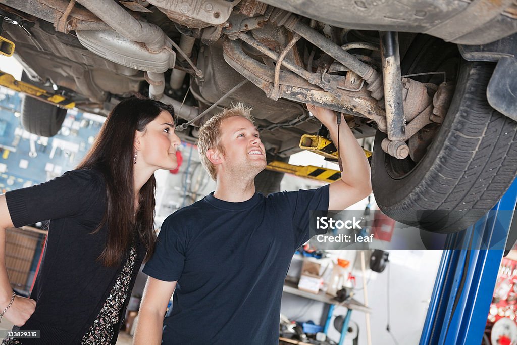 女性、お車の整備修理 - 自動車修理工場のロイヤリティフリーストックフォト