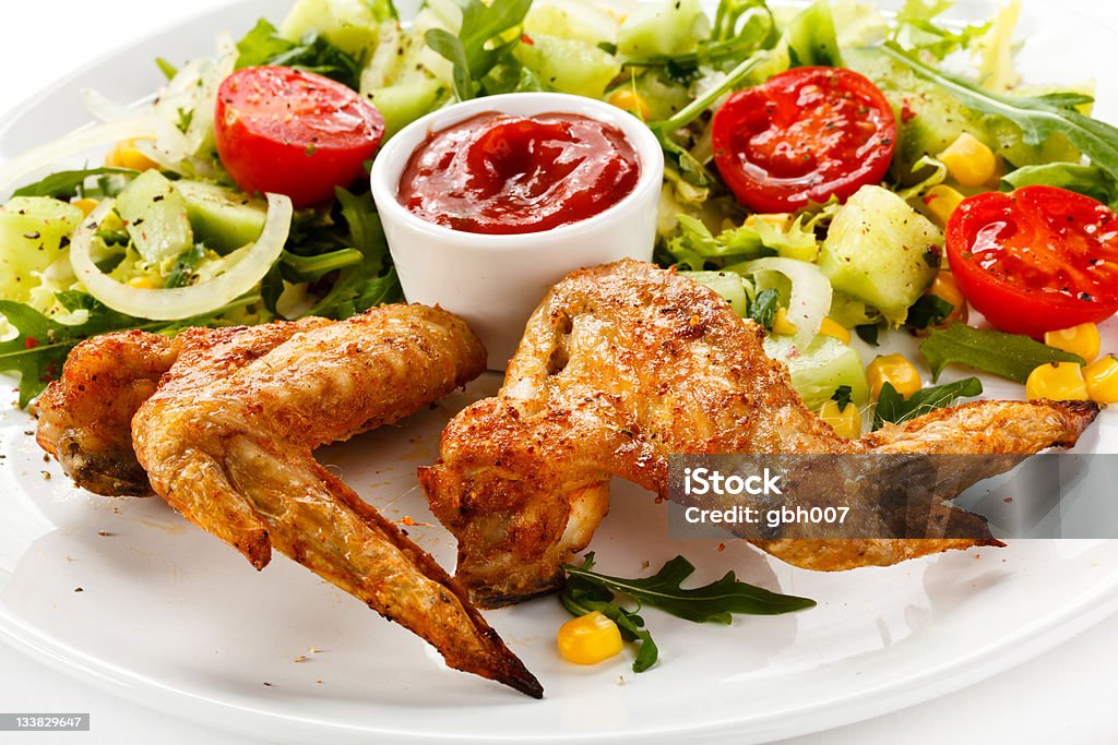 鶏手羽肉や野菜のグリル - カラー画像のロイヤリティフリーストックフォト