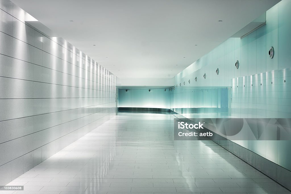 Hinten beleuchtete Glaswand in einem unterirdischen futuristische Korridor - Lizenzfrei Lang Stock-Foto