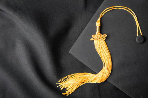 klasa graduation cap and gown 2022 - chwost zdjęcia i obrazy z banku zdjęć