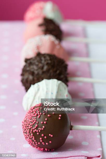 Foto de Cake Pops e mais fotos de stock de Chocolate - Chocolate, Pirulito, Cake Pop