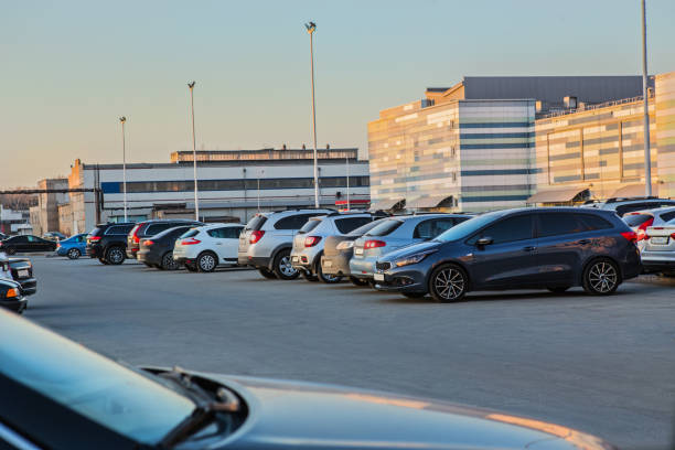 coches en el aparcamiento del centro comercial - parking fotografías e imágenes de stock