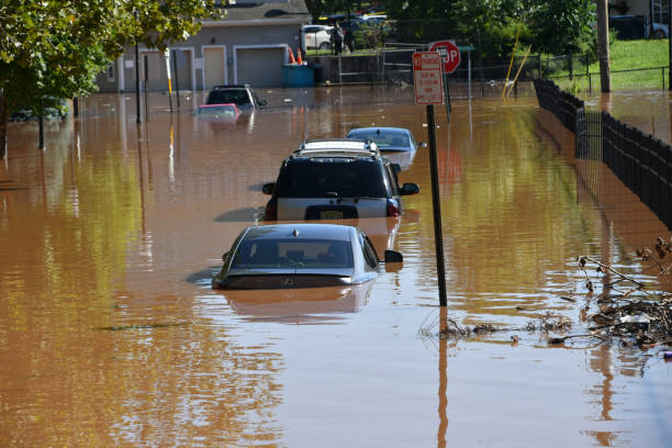 untergetauchte autos in der flut nach hurrikan ida. - überschwemmung stock-fotos und bilder