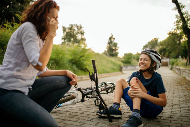 niño herido tras caerse de la bicicleta - dropped call fotografías e imágenes de stock