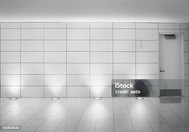 Photo libre de droit de Mur Et Porte Dans Un Couloir Souterrain Métro De Montréal banque d'images et plus d'images libres de droit de Aluminium