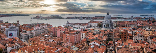 luftaufnahme der kirche santa maria della salute in venedig - lido stock-fotos und bilder