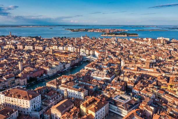 イタリアのヴェネツィアの美しいオレンジ色の屋根。空中写真。 - lido ストックフォトと画像