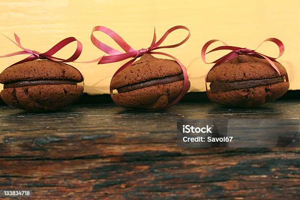 Tratar Con Pedacitos De Chocolate Foto de stock y más banco de imágenes de Alegría - Alegría, Alimento, Amor - Sentimiento
