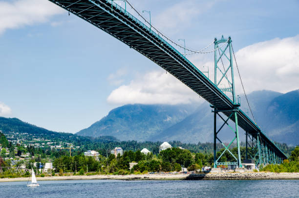 Lions Gate Bridge and Grouse Mountain, Vancouver Lions Gate Bridge spans across Burrard Inlet from Stanley Park to North Vancouver west vancouver stock pictures, royalty-free photos & images