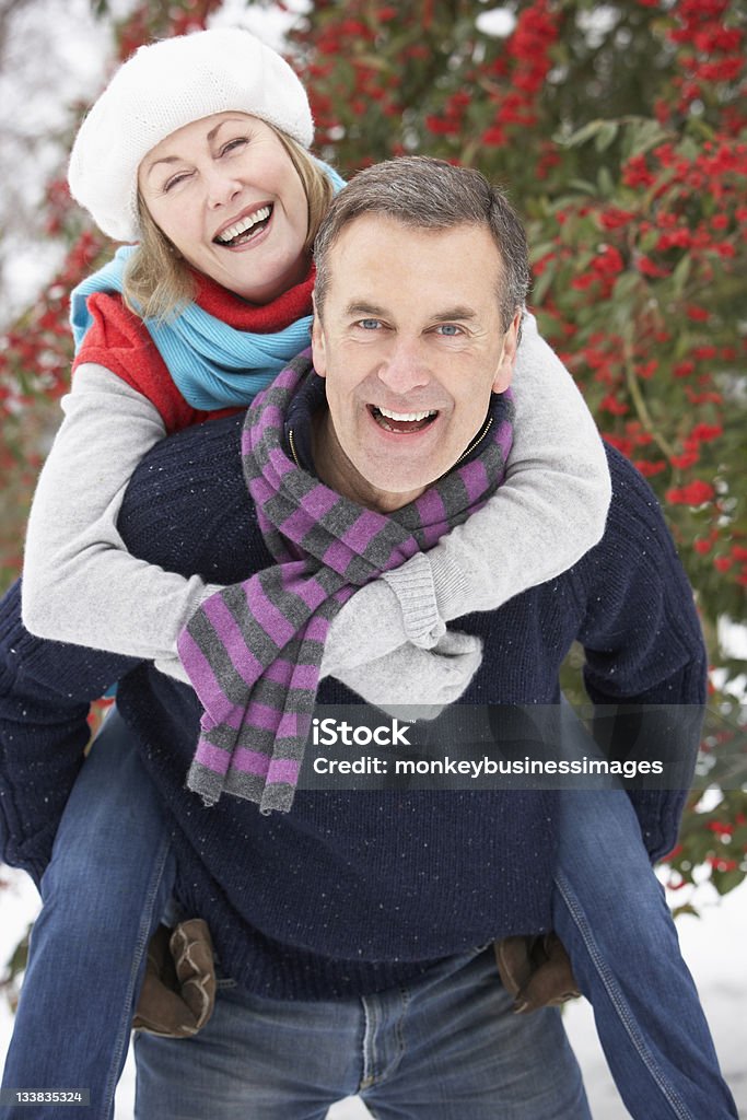 Пожилая пара вне в Snowy Landscape - Стоковые фото Зима роялти-фри