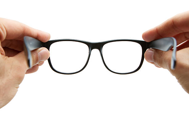 homme mains tenant un style rétro lunettes de vue - lunettes de vue photos et images de collection