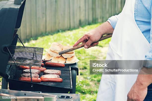 Homem Grilling Alimentos - Fotografias de stock e mais imagens de Cachorro-quente - Cachorro-quente, Hambúrguer, Homens
