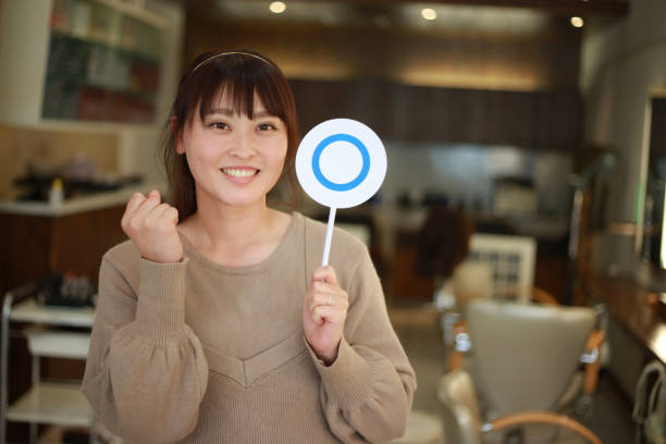 istock 〇 Image of a beautician with a tag 1338361919