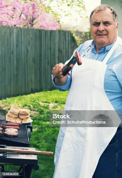 Mann Kochen Essen Grillen Stockfoto und mehr Bilder von Aktiver Senior - Aktiver Senior, Alter Erwachsener, Ausrüstung und Geräte