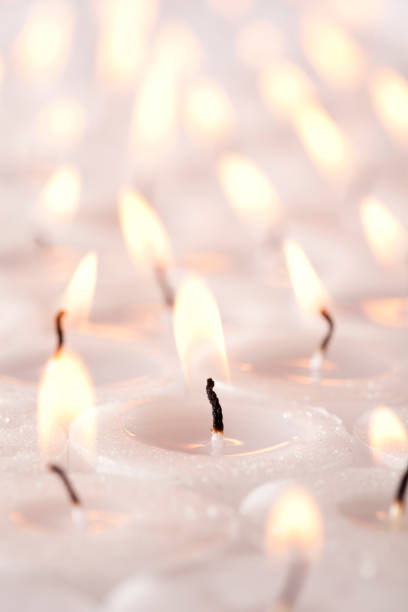 velas de luz de té de la iglesia que se desvanecen en el fondo - tea light fotografías e imágenes de stock