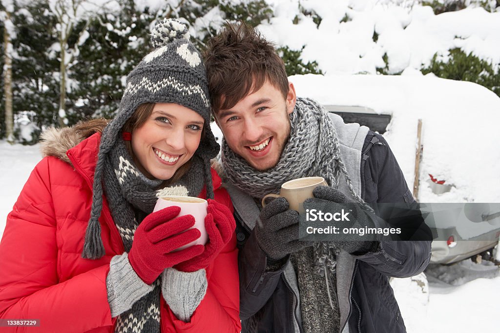 Junges Paar im Schnee mit dem Auto - Lizenzfrei 18-19 Jahre Stock-Foto