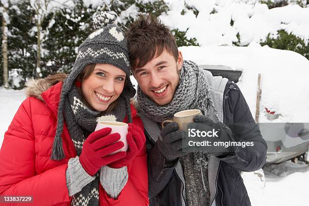 Junges Paar Im Schnee Mit Dem Auto Stockfoto und mehr Bilder von 18-19 Jahre - 18-19 Jahre, Abschleppwagen, Abwarten