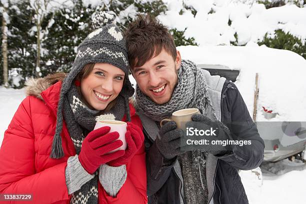 若いカップルはお車の雪 - 18歳から19歳のストックフォトや画像を多数ご用意 - 18歳から19歳, 20代, 2人